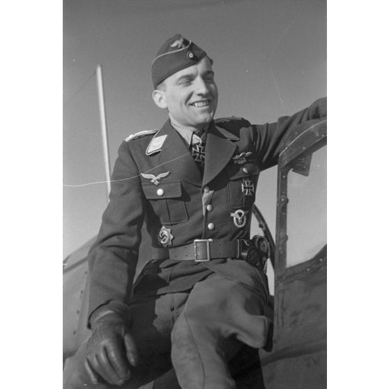 Portrait du lieutenant (Oberleutnant) Hans-Ulrich Rudel, du Sturzkampfgeschwader 2 Immelmann, décoré de la croix de chevalier de la croix de fer (Ritterkreuz).