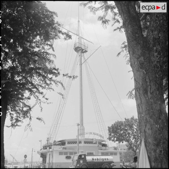 Café-restaurant de la pointe des Blagueurs à Saigon.