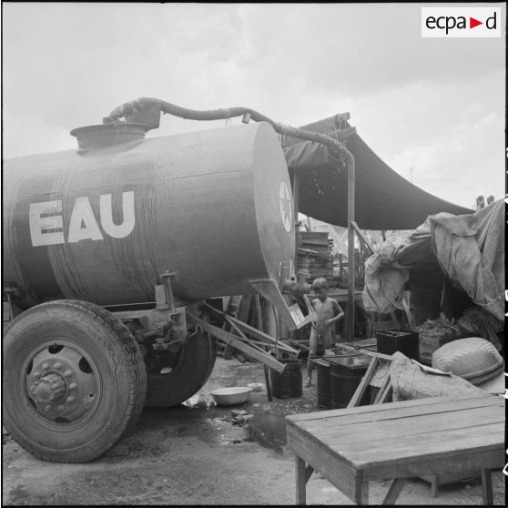 Citerne d'eau sur le port de Saigon.