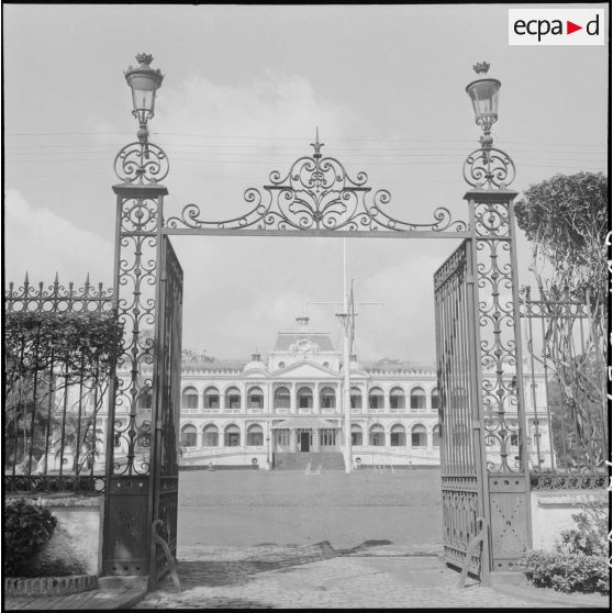 Entrée principale du Palais Norodom à Saigon.
