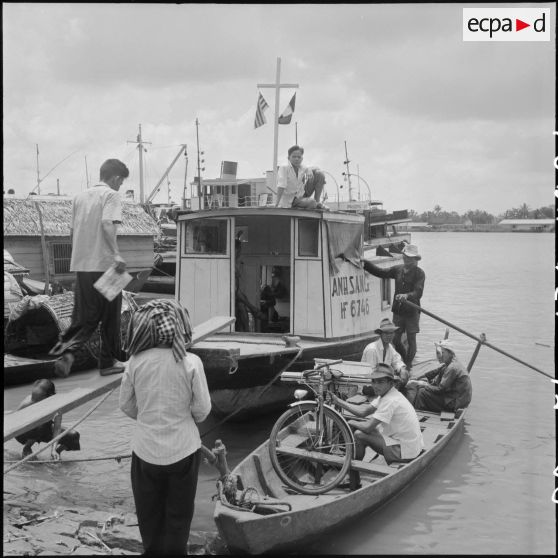 Transport fluvial au port de Saigon.