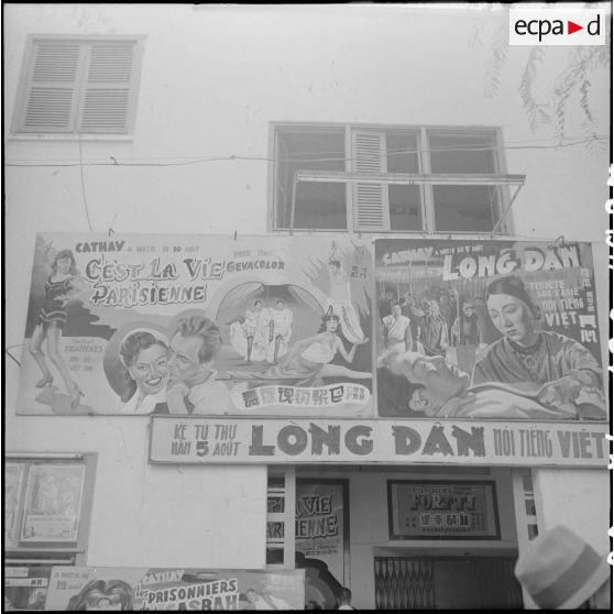 Affiches de films au cinéma Cathay à Saigon.