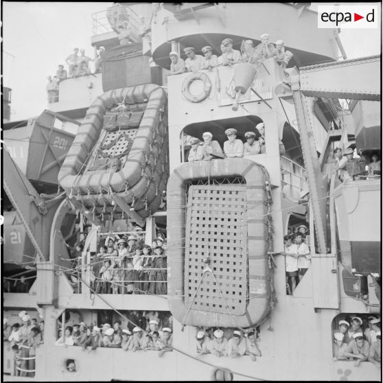 Arrivée à Saigon du navire américain Menard transportant des réfugiés du Nord-Vietnam dans le cadre de l'opération Passage to freedom.