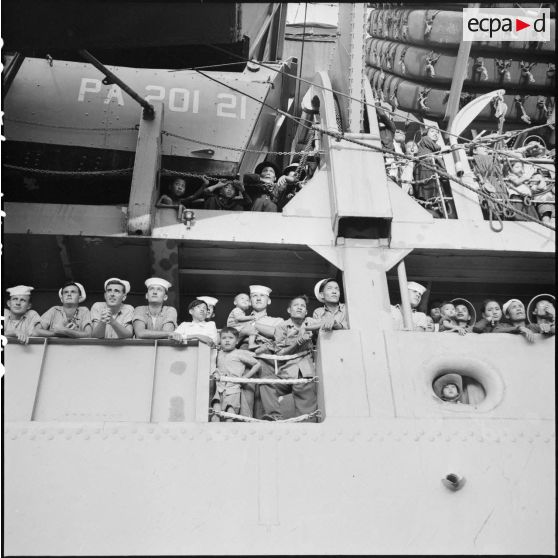 Arrivée à Saigon du navire américain Menard transportant des réfugiés du Nord-Vietnam dans le cadre de l'opération Passage to freedom.