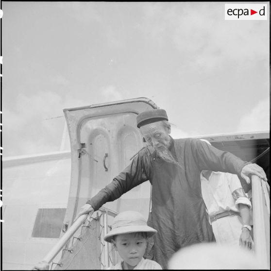 Arrivée à Tan Son Nhut par le pont aérien de réfugiés nord-vietnamiens.