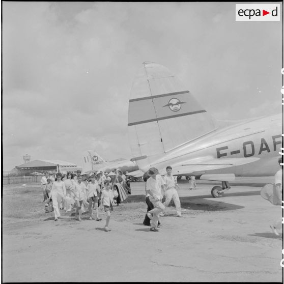 Arrivée à Tan Son Nhut par le pont aérien de réfugiés nord-vietnamiens.