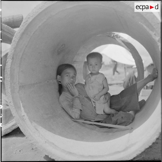 Des enfants dans un camp de réfugiés nord-vietnamiens en cours de construction dans les environs de Saigon.