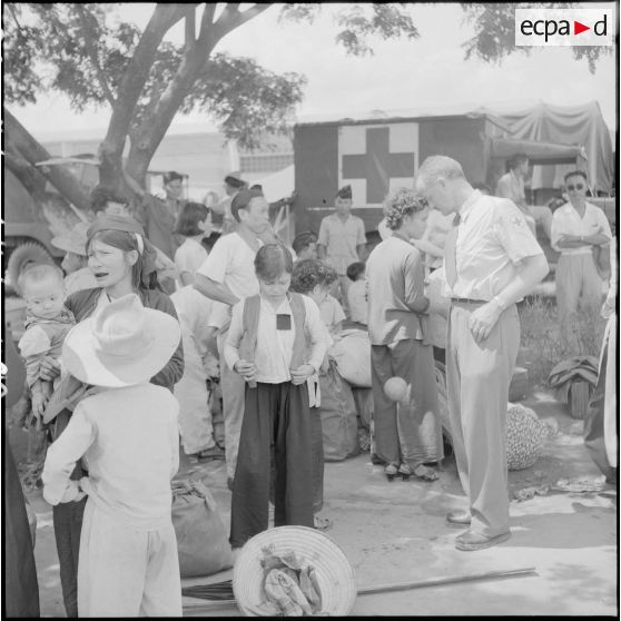 Des réfugiés nord-vietnamiens attendent d'embarquer dans des camions à l'aéroport de Tan Son Nhut.