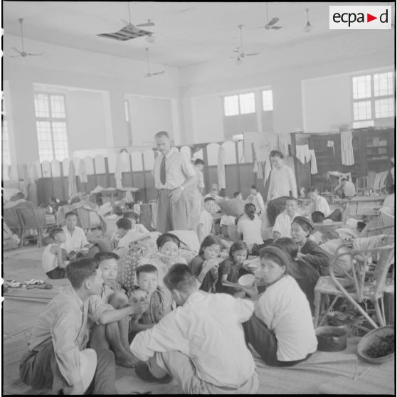 Les réfugiés nord-vietnamiens pris en charge dans le centre d'accueil rue du président Tinh à Saigon.