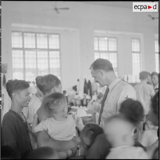 Les réfugiés nord-vietnamiens pris en charge dans le centre d'accueil rue du président Tinh à Saigon.