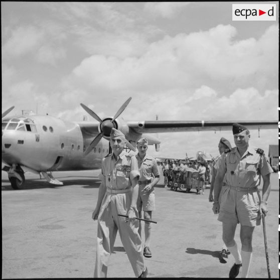 Arrivée à Saigon du général de Castries, libéré d'un camp de prisonniers vietminh.