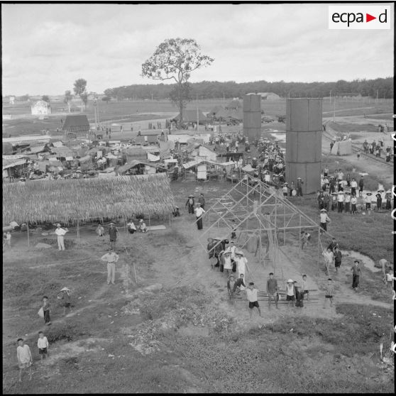 Vue aérienne d'un camp de réfugiés à Phu Tho près de Saigon.