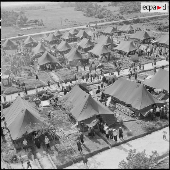 Vue aérienne d'un camp de réfugiés aux environs de Thu Duc près de Saigon
