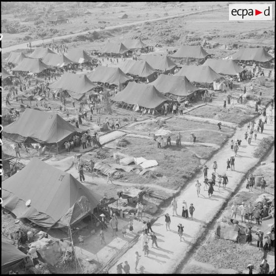 Vue aérienne d'un camp de réfugiés aux environs de Thu Duc près de Saigon