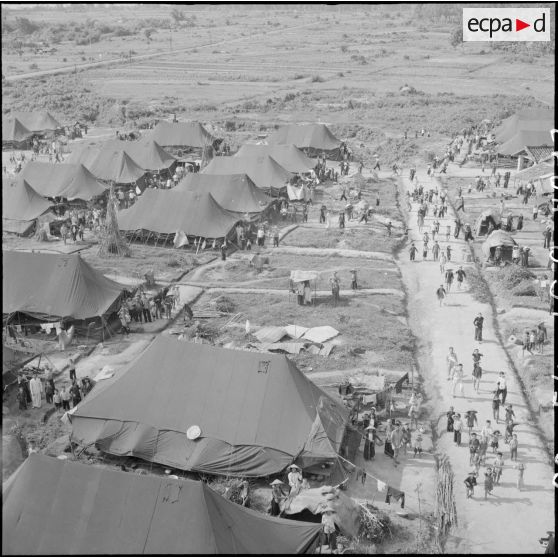 Vue aérienne d'un camp de réfugiés aux environs de Thu Duc près de Saigon
