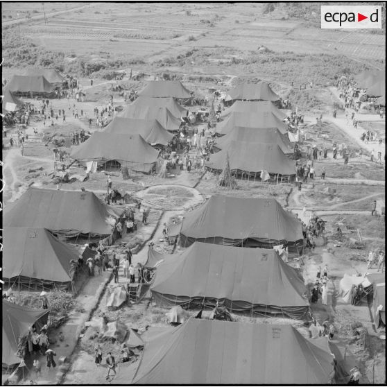 Vue aérienne d'un camp de réfugiés aux environs de Thu Duc près de Saigon
