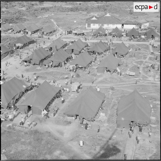 Vue aérienne d'un camp de réfugiés aux environs de Thu Duc près de Saigon