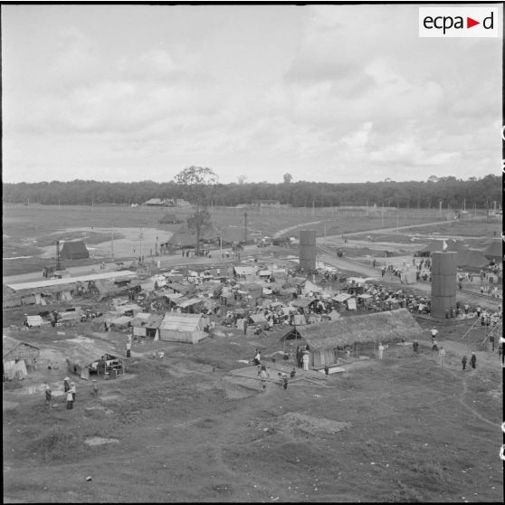 Vue aérienne d'un camp de réfugiés à Phu Tho près de Saigon.