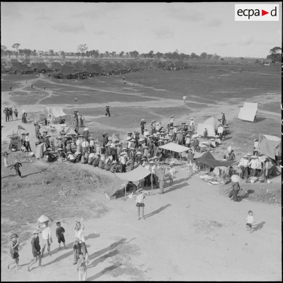 Vue aérienne d'un camp de réfugiés à Phu Tho près de Saigon.