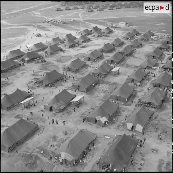 Vue aérienne d'un camp de réfugiés à Phu Tho près de Saigon.