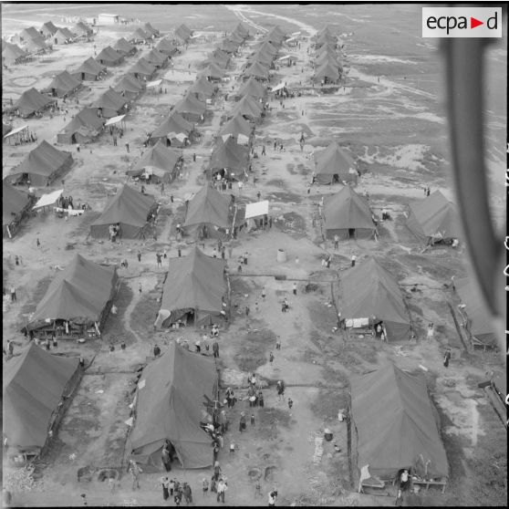 Vue aérienne d'un camp de réfugiés à Phu Tho près de Saigon.