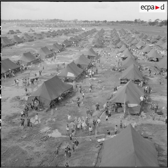 Vue aérienne d'un camp de réfugiés à Phu Tho près de Saigon.