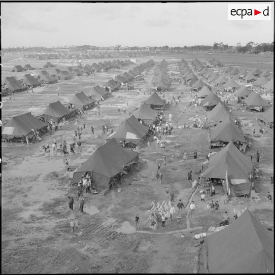 Vue aérienne d'un camp de réfugiés à Phu Tho près de Saigon.