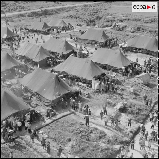 Vue aérienne d'un camp de réfugiés à Phu Tho près de Saigon.