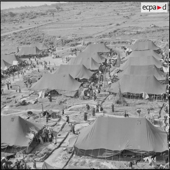 Vue aérienne d'un camp de réfugiés aux environs de Thu Duc près de Saigon