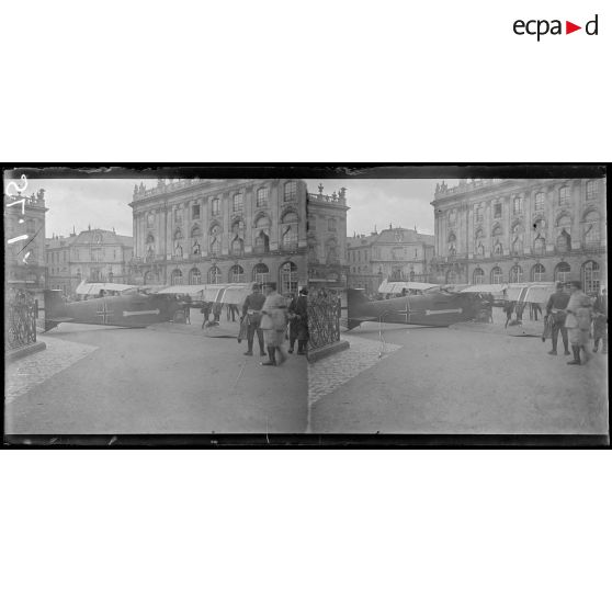 Nancy, avion allemand exposé place Stanislas. [légende d'origine]
