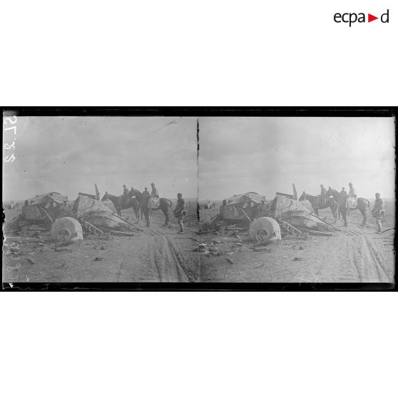 Près de Régniéville. Char d'assaut Renault ayant sauté sur une mine. [légende d'origine]