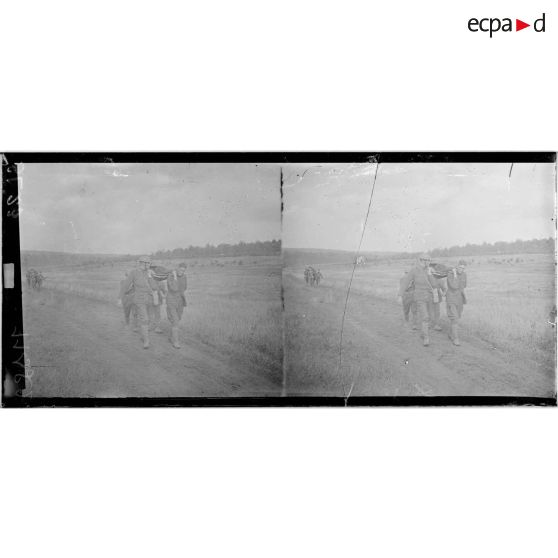 Près de Régniéville-en-Haye, soldats du 1er CA américain transportant des blessés sur des brancards. [légende d'origine]