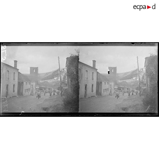 Leyr, un canontemment sous les filets de camouflage. [légende d'origine]