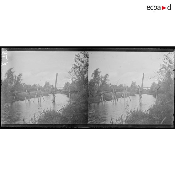 Nomény, une passerelle sur La Seille. [légende d'origine]