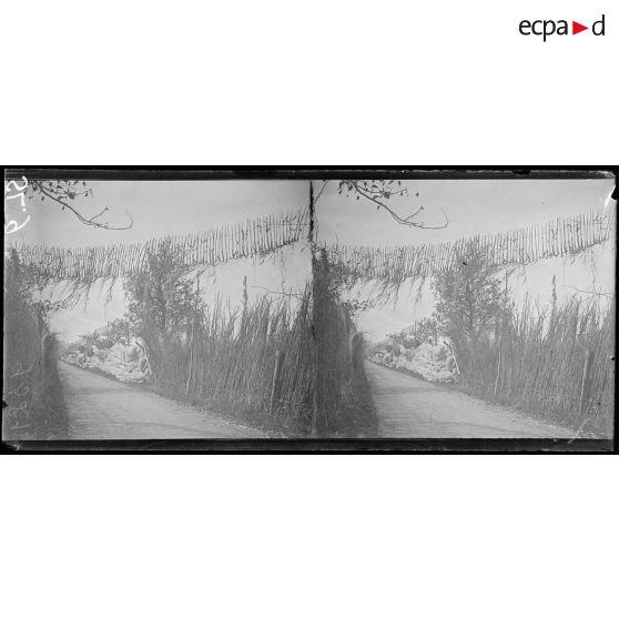 Nomény, la route de Leyr camouflée. [légende d'origine]