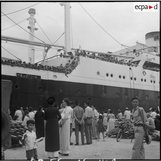 Départ des élèves de l'Ecole des Enfants de troupes de Dalat sur le Raymond Poincaré à destination de la France.