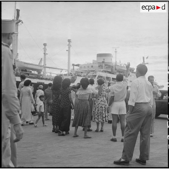 A quai, les familles adressent leurs adieux aux élèves de l'Ecole d'enfants de troupes de Dalat embarqués à bord du paquebot Raymond Poincaré à destination de la France.