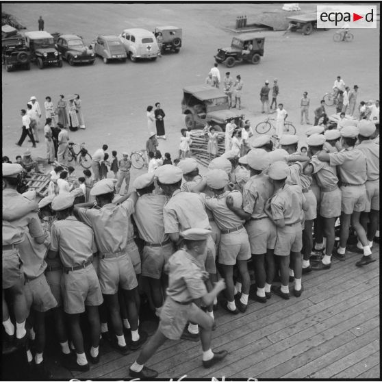 Les élèves de l'école d'Enfants de troupes de Dalat adressent leurs adieux aux familles depuis le paquebot Raymond Poincaré sur lequel ils ont embarqué pour la France.