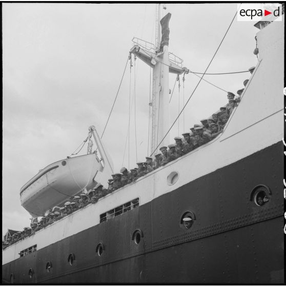 Les élèves de l'école d'Enfants de troupes de Dalat adressent leurs adieux aux familles depuis le paquebot Raymond Poincaré sur lequel ils ont embarqué pour la France.