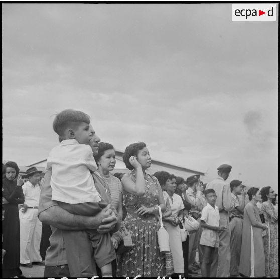 A quai, les familles adressent leurs adieux aux élèves de l'Ecole d'enfants de troupes de Dalat embarqués à bord du paquebot Raymond Poincaré à destination de la France.