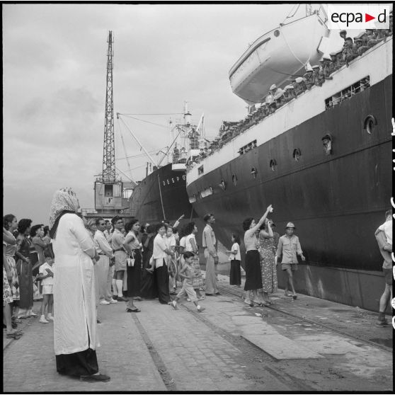 A quai, les familles adressent leurs adieux aux élèves de l'Ecole d'enfants de troupes de Dalat embarqués à bord du paquebot Raymond Poincaré à destination de la France.