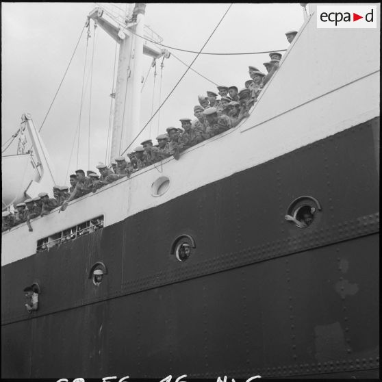 Les élèves de l'école d'Enfants de troupes de Dalat adressent leurs adieux aux familles depuis le paquebot Raymond Poincaré sur lequel ils ont embarqué pour la France.