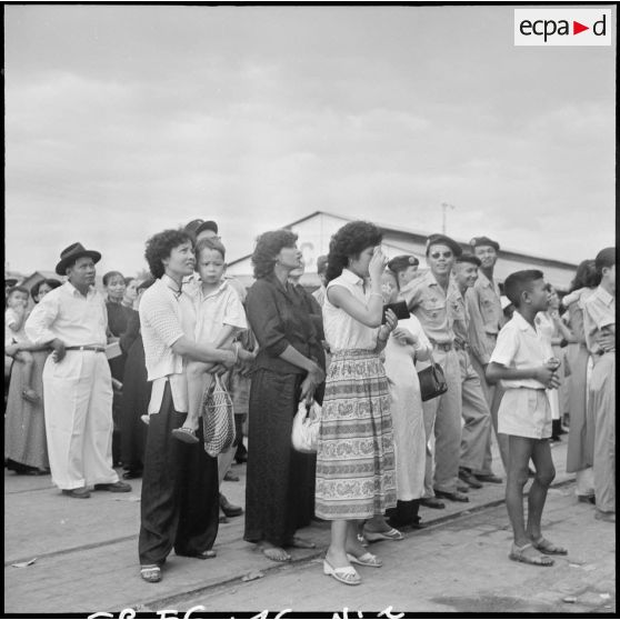 A quai, les familles adressent leurs adieux aux élèves de l'Ecole d'enfants de troupes de Dalat embarqués à bord du paquebot Raymond Poincaré à destination de la France.