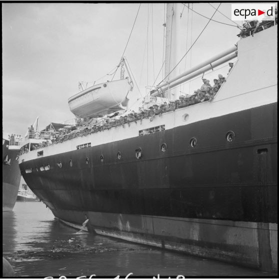 Les élèves de l'école d'Enfants de troupes de Dalat adressent leurs adieux aux familles depuis le paquebot Raymond Poincaré sur lequel ils ont embarqué pour la France.