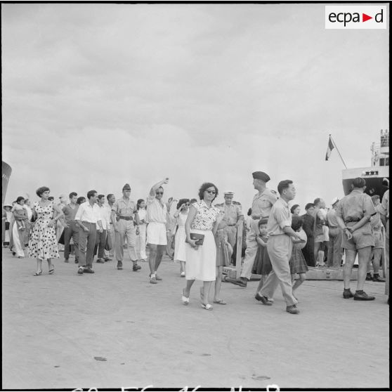 A quai, les familles adressent leurs adieux aux élèves de l'Ecole d'enfants de troupes de Dalat embarqués à bord du paquebot Raymond Poincaré à destination de la France.