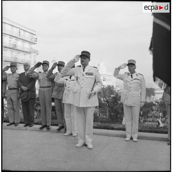 Le général de corps d'armée Cherrière devant le monument aux morts d'Alger.