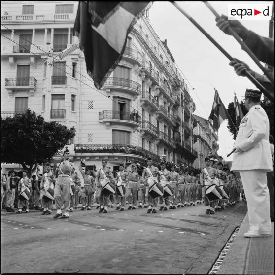 Défilé de la fanfare du 45e régiment de Transmissions (RT) devant le général de corps d'armée Cherrière à Alger.