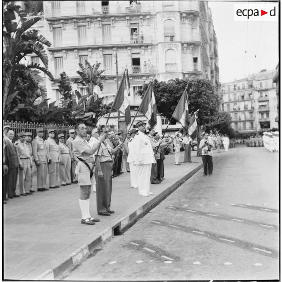 Le général de corps d'armée Cherrière assistant au défilé de la fanfare du 45e régiment de Transmissions (RT) à Alger.