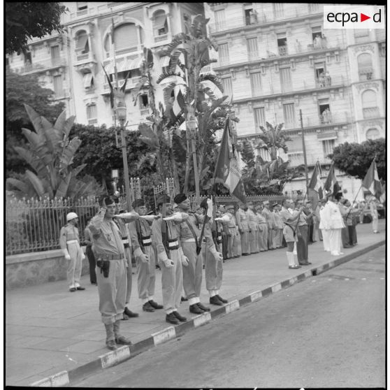 Garde au drapeau d'un régiment de zouaves lors d'une prise d'armes à Alger.