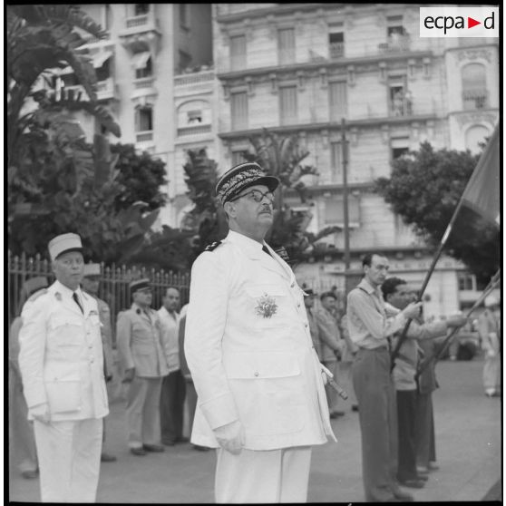 Portrait du général de corps d'armée Cherrière lors du défilé de la fanfare du 45e régiment de Transmissions (RT) à Alger.